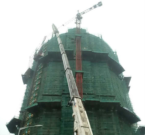 汕头市吊车在工地上作业
